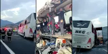 Schianto atroce in autostrada: auto contro tir. Inferno vero: morti e feriti!