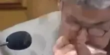 Il senatore si sente male e vomita in Aula, il video shock: panico in diretta
