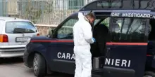 “Un asciugamano sul viso”. Donna trovata morta in casa: il sospetto più atroce