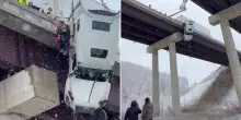 Incidente spaventoso, il camion resta in bilico così: il video, da brividi
