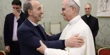 Papa Leone abbraccia Benigni: “Che bello, parla di amore” dopo l’anteprima del monologo su San Pietro