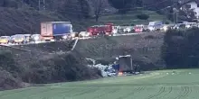 Tragedia in mattinata, il volo spaventoso nella scarpata. Scena impressionante, tutto bloccato
