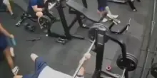 Tragedia in palestra, colpito in pieno mentre si allena: la morte atroce davanti a tutti