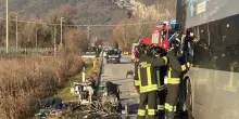 Italia. Schianto tremendo, auto contro bus di studenti. È tragedia