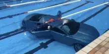 Mamma in auto con la figlioletta,  il volo micidiale nella piscina comunale. &Egrave; dramma