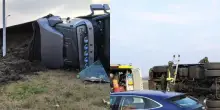 Incidente spaventoso in Italia, ribaltato tir pieno di trucioli di ferro. Strade chiuse, tutto bloccato