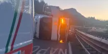 Incidente in autostrada, camion si ribalta sulla carreggiata: caos nel weekend