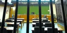 Italia, rissa in tribunale dopo la sentenza: succede di tutto! (Video)