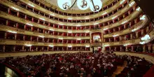 Malore alla Scala, interrotta l’opera: il maestro Chailly lascia il podio, pubblico a casa