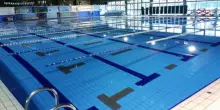 Bambini intossicati in piscina, il padre: “Mio figlio in ambulanza piegato in due dal dolore. L’acqua era ingiallita”