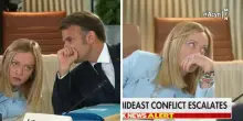Macron sussurra qualcosa a Giorgia Meloni durante il G7: la premier alza gli occhi al cielo | VIDEO