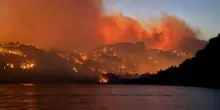 Maxi incendio a Creta: evacuazioni di massa da hotel e case vacanza | VIDEO