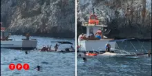 Paura in mare a Castro (Lecce): barca in panne e prua sott’acqua davanti alla grotta della Zinzulusa | VIDEO