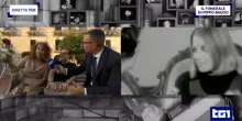 Ruba i fiori dalle corone per i funerali di Pippo Baudo, la surreale intervista al Tg1: “Volevo avere un ricordo” | VIDEO