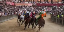 Palio di Siena 16 agosto 2025, diretta LIVE: la cronaca in tempo reale da Piazza del Campo