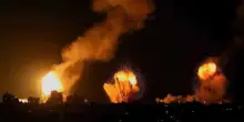 Israele invade Gaza City, 37 attacchi in 20 minuti e oltre 60 morti: “La città sta bruciando, non torneremo indietro”. L’Idf: “Controlliamo il 40% del territorio” | VIDEO