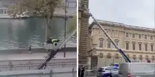 Furto al Louvre: un filmato mostra i ladri uscire dal museo e fuggire in scooter | VIDEO