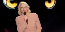 Maria De Filippi ricorda Maurizio Costanzo a Belve e si commuove: “Gli chiederei se ha sofferto” | VIDEO