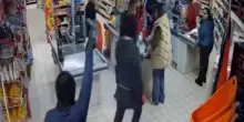 Il saluto dei banditi prima di rapinare un supermercato: &ldquo;Buonasera a tutti&rdquo; | VIDEO