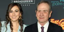 Morta la figlia dell&rsquo;attore Tommy Lee Jones: il corpo della 34enne trovato nel corridoio di un hotel di lusso