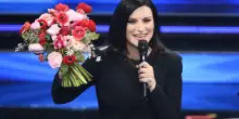 Sanremo 2026, gli abiti di Laura Pausini per la serata finale del Festival: look, stilista