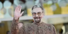 Sanremo 2026, l&rsquo;abito di Kabir Bedi ospite (prima serata) al Festival: look e stilista