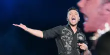 Sanremo 2026, l&rsquo;abito di Tiziano Ferro ospite (prima serata) al Festival: look e stilista