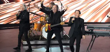 Sanremo 2026, gli abiti dei Pooh ospiti serata finale del Festival: look e stilista