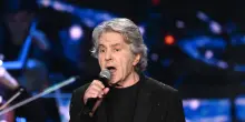 Sanremo 2026, l&rsquo;abito di Fausto Leali ospite al Festival: look e stilista