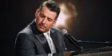 Sanremo 2026, l&rsquo;abito di Francesco Gabbani ospite (quarta serata) al Festival: look e stilista