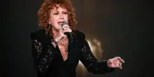 Sanremo 2026, l&rsquo;abito di Fiorella Mannoia ospite (serata cover) al Festival: look e stilista