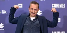 Sanremo 2026, l&rsquo;abito di Nicola Savino ospite (serata finale) al Festival: look e stilista