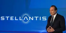 Lo stop all&rsquo;auto elettrica costa a Stellantis 22 miliardi: niente dividendi e crollo a Piazza Affari