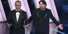 Sanremo 2026, Carlo Conti scherza con Lillo e rievoca la gaffe di Petrecca: &ldquo;Siamo al teatro Olimpico&rdquo; | VIDEO