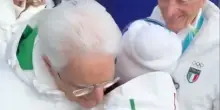 L&rsquo;abbraccio tra Mattarella e Brignone dopo la conquista dell&rsquo;oro della sciatrice alle Olimpiadi di Milano-Cortina: &ldquo;Bravissima e incredibile, ci contavo&rdquo; | VIDEO