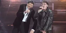 Sanremo 2026, Gianni Morandi a sorpresa sul palco dell&rsquo;Ariston con il figlio Tredici Pietro: &ldquo;&Egrave; stato qualcosa che mi porter&ograve; dentro per sempre&rdquo;