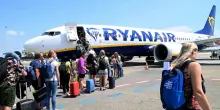 Ryanair non rimborsa 890 euro a una cliente: giudice ordina il sequestro di un Boeing della compagnia aerea low cost