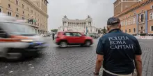 Roma, mamma lascia i figli piccoli in auto sotto il sole e va a fare shopping: denunciata