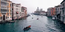 Venezia, tre giovani cadono in acqua: uno di loro muore annegato