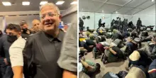 Gli attivisti della Global Sumud Flotilla bendati, inginocchiati e ammanettati in un hangar del porto di Ashdod. Il ministro Ben Gvir li deride: &ldquo;Benvenuti in Israele&rdquo;. Meloni e Tajani convocano l&rsquo;ambasciatore: &ldquo;Inaccettabile&rdquo; | VIDEO
