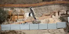 Palestinesi costretti a demolire le proprie case per far posto a un parco a tema israeliano