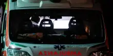 Lodi, si ferma per aiutare un uomo ma lui la accoltella: 54enne gravissima. Caccia all&rsquo;aggressore
