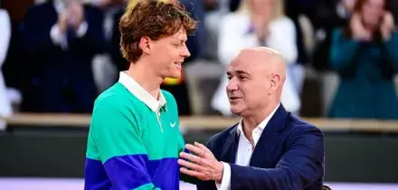Agassi duro con Sinner: &ldquo;Se crolli dopo un&rsquo;ora e 45 minuti in campo, non ci possono essere scuse&rdquo;
