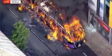 A Belfast scoppia la protesta anti-migranti: edifici e veicoli in fiamme e strade bloccate dai manifestanti | VIDEO