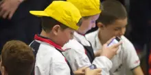 Social vietati ai minori di 16 anni e &ldquo;coprifuoco digitale&rdquo; dalle 20.30 per gli under 18: la stretta del Regno Unito
