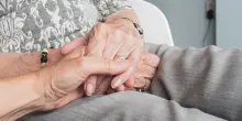 Generazione sandwich: gli italiani schiacciati tra figli e genitori anziani