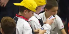 L&rsquo;appello della Svezia ai genitori: &ldquo;No ai cellulari quando siete con i figli&rdquo;. E arrivano le linee guida: ecco quando spegnere il telefono