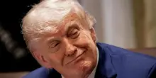 Immigrato venezuelano porta la moglie, sostenitrice di Trump, in luna di miele nel resort del tycoon: arrestato dall&rsquo;Ice