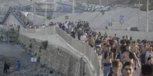 Ceuta, almeno 49.000 migranti entrati nelle ultime 24 ore. &ldquo;Scontri con lanci di pietre alle frontiere&rdquo;