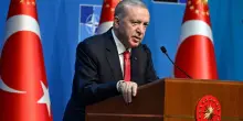 L&rsquo;inquietante regalo di Erdogan ai leader Nato: una pistola con sei proiettili